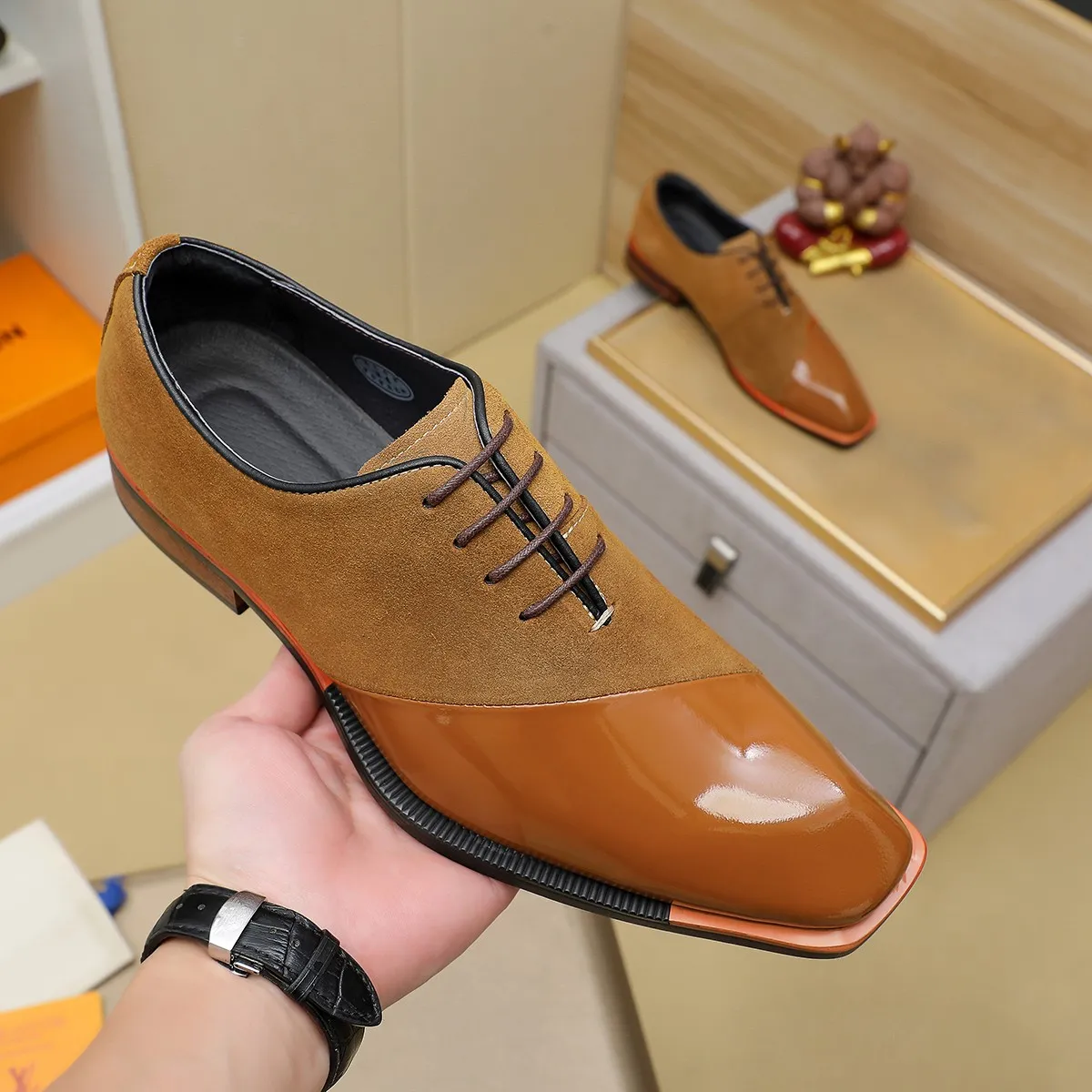 Men's shoes 💰620 💰 Louis Vuitton LV ® Autumn and Winter 🆕 models 🔛Full shoe counter First layer cowhide, 🐂leather lined casual shoes for men, super soft outsole, essential for driving. Counter synchronized original first layer cowhide completely 1:1 mold customization 🌹Top version, 2 colors available! Number: 38-45 (37.46. Customized)